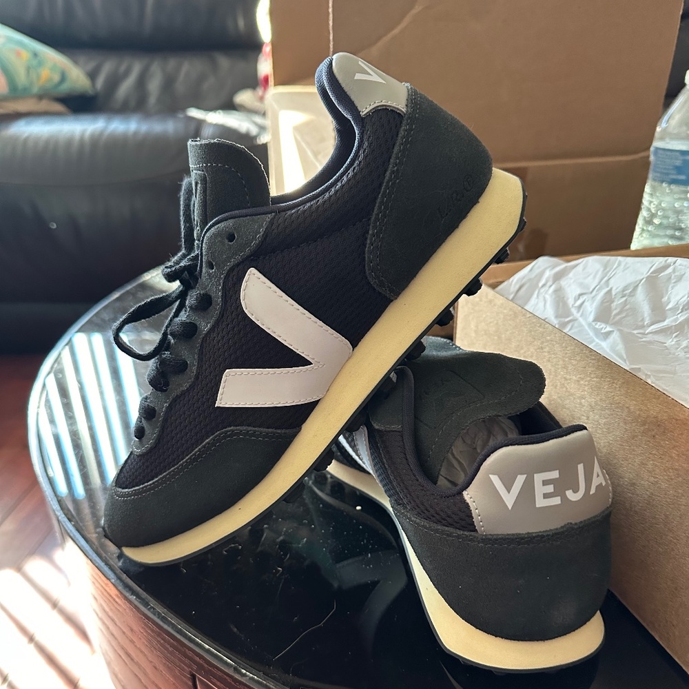 Black veja sneakers in size 8